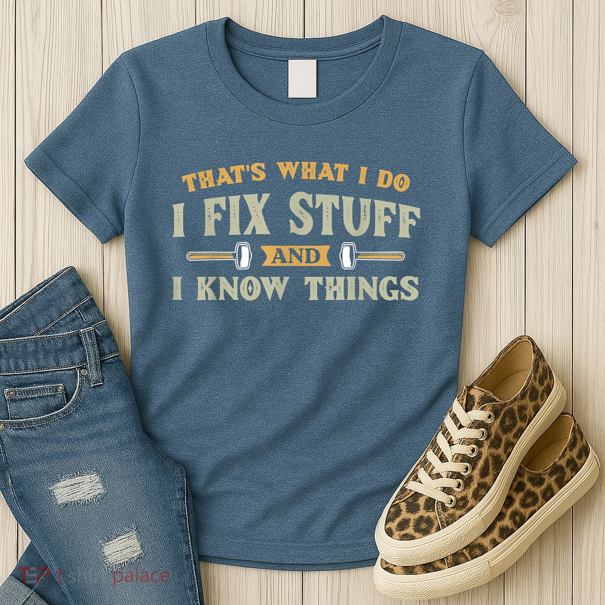 That's What I Do I Fix Stuff And I Know Things Funny Saying Women's T-Shirt